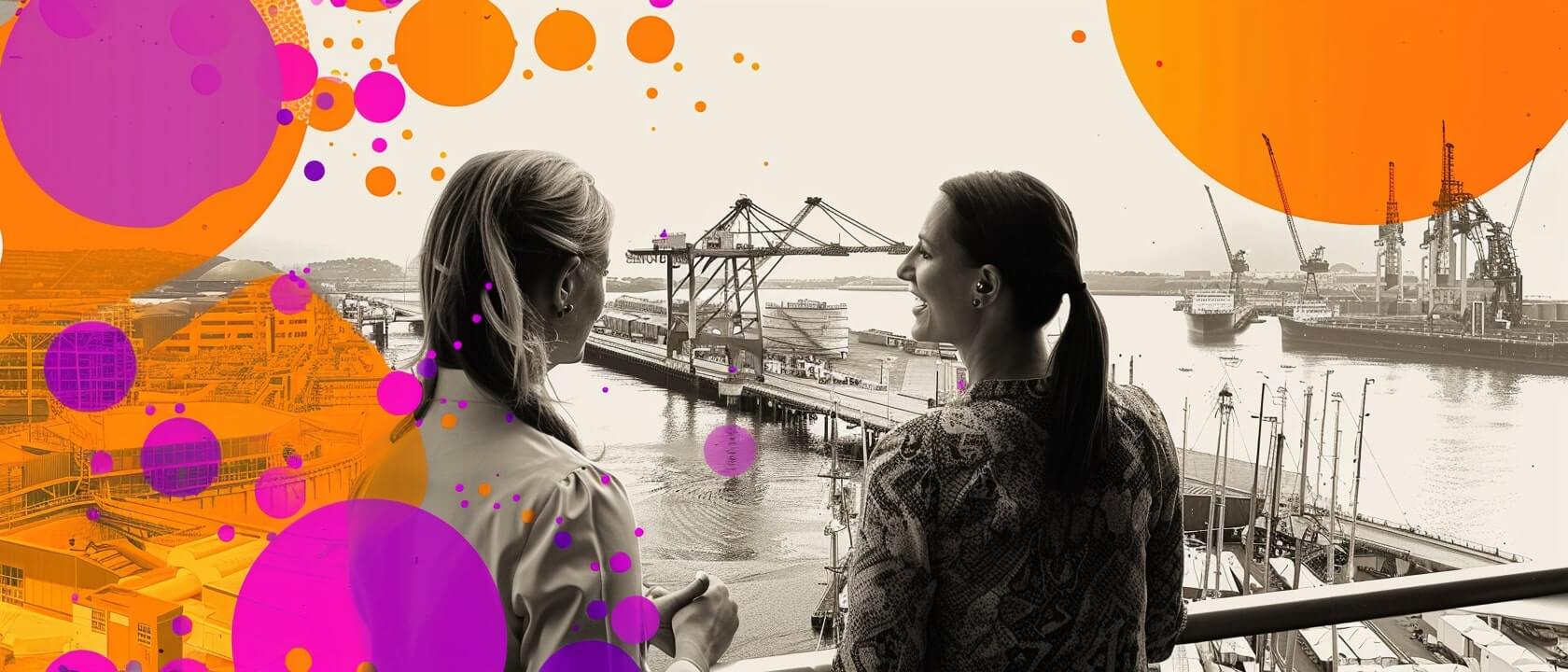 Zwei Geschäfts-Frauen vor einem Hafensetting, die miteinander reden. Symbolbild für B2B Marketing.